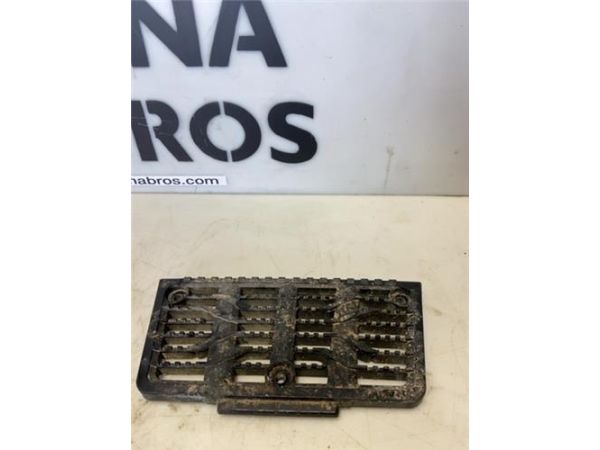 PELDAÑO CHASIS DCHO.