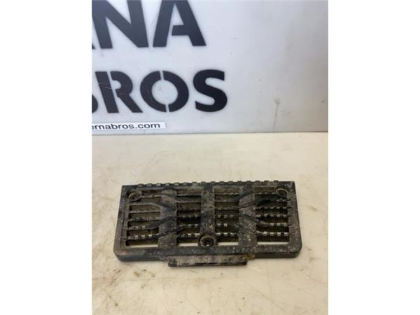 PELDAÑO CHASIS IZDO.